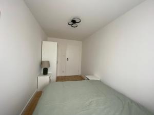 1 dormitorio con 1 cama y ventilador de techo en Apartament FANCY, en Kielce