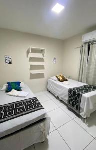Zimmer mit 2 Betten und einer Treppe in der Unterkunft Temporada CG - Campina Apart-Hotel in Campina Grande