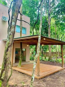 una casa con terraza de madera en el bosque en Casa Sossego Trancoso, en Trancoso