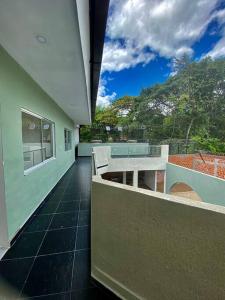 een balkon van een huis met een bank erop bij El Encanto casa de descanso in Rivera