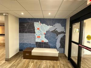 een muurschildering van een kaart van de Verenigde Staten op een muur bij Holiday Inn Express & Suites Eden Prairie - Minneapolis, an IHG Hotel in Eden Prairie