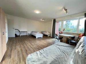 sypialnia z łóżkiem, biurkiem i stołem w obiekcie Work&Stay Apartment - Kiel w Kilonii