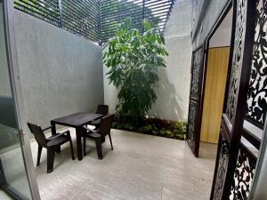 een tafel en stoelen in een kamer met een plant bij El Encanto casa de descanso in Rivera