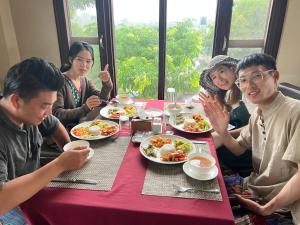 索拉哈Chitwan Park Village的一群人坐在桌旁吃饭