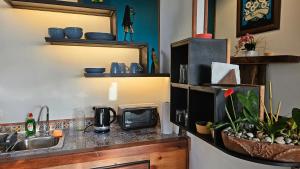 eine Küche mit einer Arbeitsplatte mit einer Spüle und einer Arbeitsplatte in der Unterkunft Lindo LOFT VIP a 5 minutos de Cayala in Guatemala