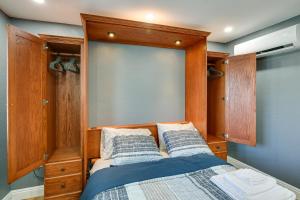 Schlafzimmer mit einem Bett mit einem Kopfteil aus Holz in der Unterkunft Hidden Gem in Hawthorne about 3 Mi to SoFi Stadium in Hawthorne