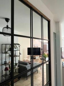 un soggiorno con una grande finestra in vetro di Appartement Style Loft/Lumineux a Lutry