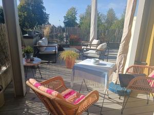 un patio con sedie, tavolo e sedie di Appartement Style Loft/Lumineux a Lutry