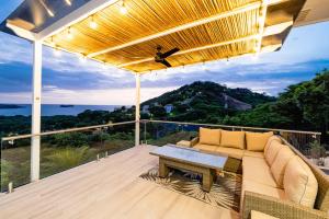 un patio con sofá y una mesa en una terraza en Casa Cito en Playa Hermosa