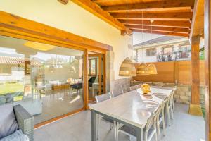 - une salle à manger avec une table et des chaises dans l'établissement Casa Patxi, espectacular casa rural próxima a Pamplona, à Larrasoaña
