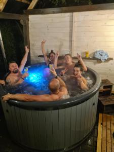 un groupe de personnes dans un bain à remous dans l'établissement Domek Domino, à Korbielów