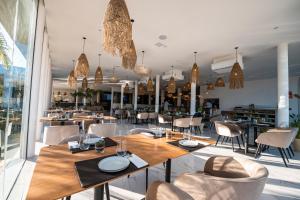埃斯特角城的住宿－SYRAH Premium B1 - Vistas al Parque by depptö，一间带桌椅的用餐室和一间餐厅