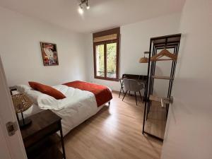 1 dormitorio con cama, escritorio y ventana en El Bressol de la Muntanya, en Ripoll