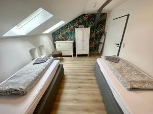 two beds in a room with a bedroom at Apartment Zum grünen Hirsch inkl. Parkplatz in Erfurt