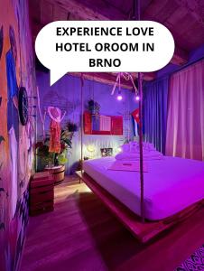 una habitación love hotel en bmo en OROOM Havana - Role Play For Couples in BRNO en Brno