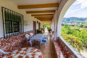 uma varanda com uma mesa e cadeiras e uma vista em Casa Jurinea Alzar em Torres