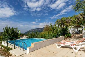 The swimming pool at or close to Casa Jurinea Alzar