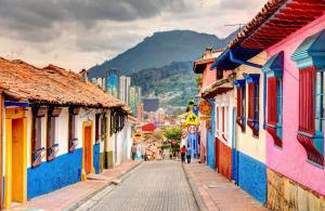 uma rua numa cidade com edifícios coloridos em Elegante Refugio en las alturas em Bogotá