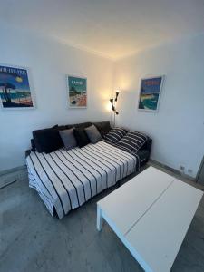 Posteľ alebo postele v izbe v ubytovaní Seafront - beautiful flat with aircon and comfortable loggia
