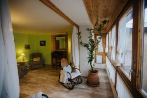 ein Wohnzimmer mit einem Stuhl und einem Fenster in der Unterkunft Casa Rural Valle de Tena in Sallent de Gállego