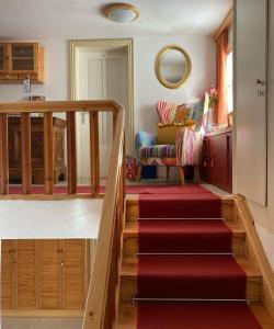 eine Treppe in einem Zimmer mit einem roten Teppich in der Unterkunft sonnberg in Ischgl
