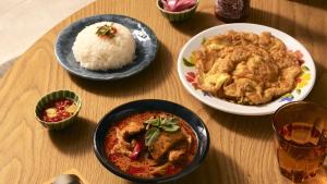 una mesa cubierta con platos de comida y arroz en ASAI Kyoto Shijo, en Kioto