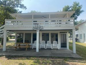 a screened in porch with chairs and a table at ON Deck few Blocks Fr BEACH 6 BR/4Ba Newly Reno in Myrtle Beach
