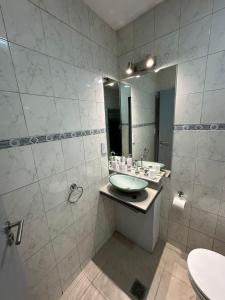a bathroom with a sink and a mirror at Departamento en capital Mendoza 2 ubicadisimo estacionamiento incluido in Mendoza