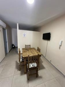 a table and chairs in a room with a television at Departamento en capital Mendoza 2 ubicadisimo estacionamiento incluido in Mendoza