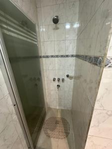 a shower with a glass door in a bathroom at Departamento en capital Mendoza 2 ubicadisimo estacionamiento incluido in Mendoza