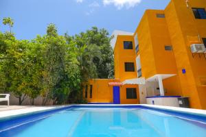 una piscina di fronte a un edificio di Hotel Hacienda Cancun a Cancún