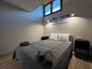 Un dormitorio con una cama con dos pares de zapatos. en VLC Apart, en Valencia