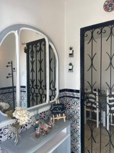 baño con 2 espejos en la pared en Casa LuLa en Villafranca de Córdoba