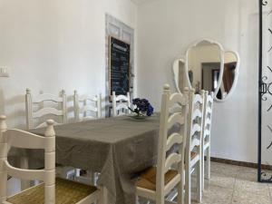 a dining room with a table and chairs and a mirror at Casa LuLa in Villafranca de Córdoba