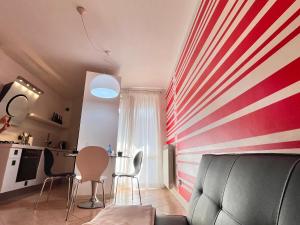 una sala de estar con una pared de rayas rojas y blancas en Appartamento tranquillo BARCODE HOUSE, en Erbusco