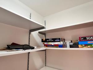 una habitación con estanterías con libros y libros en Appartamento tranquillo BARCODE HOUSE, en Erbusco