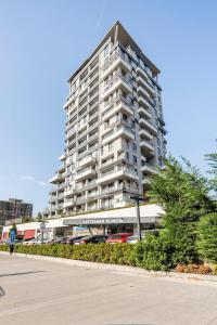 ein hohes Apartmenthaus mit davor geparkt in der Unterkunft Seba Suites with Fitness And Pool in Istanbul