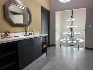 bagno con lavandino e specchio di Modern House for Families A/C a Turrialba