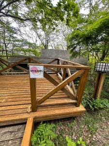 una mesa de picnic de madera con un cartel. en MYKARIN - Vacation STAY 39160v en Nasu-yumoto