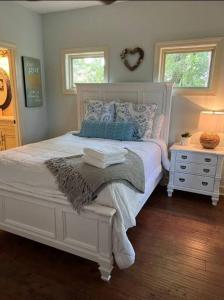Una cama o camas en una habitación de Milton-Quite, Country Coastal Cottage-Ocean vibes