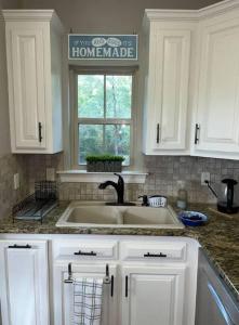 Una cocina o kitchenette en Milton-Quite, Country Coastal Cottage-Ocean vibes