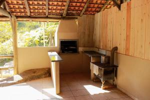 een keuken met een oude kachel in een huis bij Sítio Monte Sião in Major