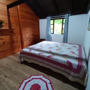 een slaapkamer met een bed in een houten kamer bij Sítio Monte Sião in Major