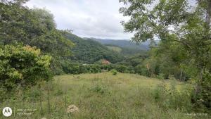 uitzicht op een veld met bergen op de achtergrond bij Sítio Monte Sião in Major +24 foto's