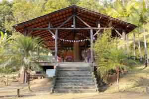 een huis met een trap daarheen bij Sítio Monte Sião in Major