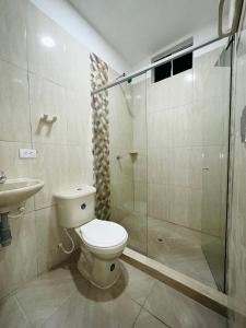 a bathroom with a toilet and a shower at Apartamentos Sin fronteras in Leticia