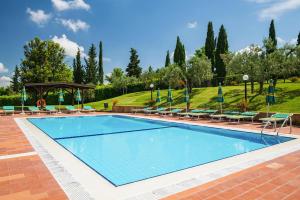 uma grande piscina com cadeiras e um gazebo em Borgo Collelungo apartments in Montaione em La Collina