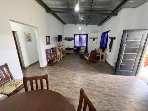 ein Esszimmer und ein Wohnzimmer mit einem Tisch und Stühlen in der Unterkunft Puesta del Sol in Campo Quijano