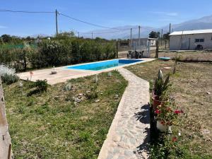una pequeña piscina en un patio con un patio en Puesta del Sol en Campo Quijano