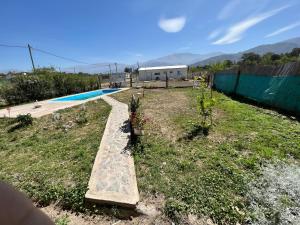 a yard with a swimming pool and a fence at Puesta del Sol in Campo Quijano